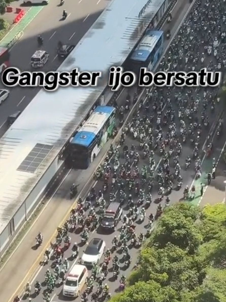 pasukan ojol bersatu demi  Affan Kurniawan  Affan Kurniawan terjatuh di jalan saat berlari ketika mobil rantis brimob mengejar massa. la dilindas dan nyawanya tak tertolong. Peristiwa ini jelas terekam kamera, tersebar luas, semua mata melihat dan menyulut amarah rakyat. Harus ada yang bertanggung jawab OJOL MENYERBU MARKAS BRIMOB DI JAKARTA ~DETIK DETIK SUPIR OJOL DILINDAS MOBIL BRIMOB SAAT DEMO DI DEPAN GEDUNG DPR ~Viral Video Klarifikasi Pihak Brimob Terkait Kejadian OJOL Dilindas Rantis Brimob ~brimob klarifikasi ojol ~TINDAKAN BRUTAL POLISI DALAM MENANGANI AKSI PENDEMO YANG MENGGILAS SEORANG OJOL ~ANGGOTA BRIMOB PELINDAS SOPIR OJOL SAAT DEMO #totalpolitikIETRO TV #brimob #polisi #ojol #ojekonline