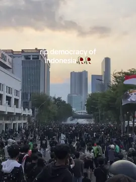 merah nya bukan lagi keberanian , tapi darah rakyat yang ditumpahkan jendral 🥀🥀💔💔#saveindonesia #ripdemokrasi #demosurabayahariini #ripkeadilan🇮🇩 #polisipembunuhrakyat #savekeadilanindonesia #surabayaterkini #dpranjing #tikuskantor #demokrasi #tragedi1998 #ripkeadilan🇮🇩 