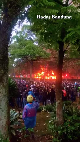 Kebakaran terjadi di sebuah bangunan di depan Gedung DPRD Jawa Barat, Jumat sore. Bangunan yang terbakar itu diketahui merupakan Mess MPR RI. Dari kejauhan, terlihat kepulan asap hitam pekat membubung tinggi ke udara.  📽️ Info Jawa Barat  #radarbandung #insiden 