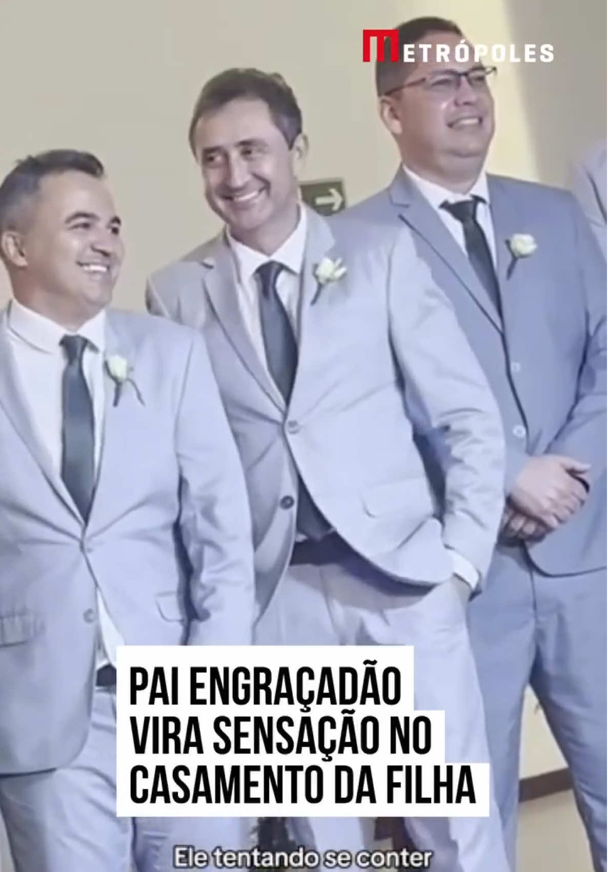 😜💒 Com muito #carisma, o pai de Lívia virou o centro das atenções durante um casamento, arrancando risadas e olhares por onde passava. Logo na entrada da igreja, ele não resistiu à descontração e fez caretas para a #câmera, deixando de lado qualquer tentativa de manter a seriedade. Ao longo da celebração, o bom humor continuou. Ele foi flagrado segurando um rolo de papel higiênico, usado para secar as lágrimas, dançando em momentos formais, “resgatando” doces da festa e até improvisando um discurso animado na #pista de dança. Que figuraça, não é mesmo? #tiktoknotícias  📹 @Livia_monteiroo_ | @myhoodbr