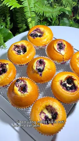 Blueberry Cheese Bread Akhirnya aku bisa bikin roti lembut sampai besok-besoknya. Dari keluarga, temen dan ada balita juga yang nyobain mereka suka. Karena respon mereka ketagihan pengen bikin lagi. Ini juga aku bikin buat oleh-oleh Ibuku mudik. Bangga banget merdeka bikin roti sendiri di bulan kemerdekaan. Salah satu kunci lembut dan enaknya adalah Angel Yeast, buat adonan mengembang sempurna bikin rumah wangi toko bakery. Serius kalian harus coba bikin juga pakai ragi Angel Yeast gak tanggung jawab kalo kalian jago bikin roti hehehe Resep : 250 gr terigu pro tinggi  15 gr susu bubuk 40 gr gula pasir  4 gr Angel Yeast 2 butir kuning telur  127 gr susu cair dingin 4 gr garam 45 gr margarin Filling: 200 gr cream cheese 30 gr gula 20 gr susu cair 1/2 sdt vanilla essence 1 kuning telur  Blueberry untuk topping #rotimanis #bread #roti #blueberrycheesebread 