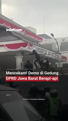 Situasi di depan Gedung DPRD Jawa Barat, Jalan Diponegoro, Kota Bandung, memanas pada Jumat, 29 Agustus 2025. Ratusan massa yang terdiri dari pengemudi ojek online dan mahasiswa melancarkan aksi dengan melemparkan molotov ke arah gedung, hingga menyebabkan kobaran api di area halaman. Awalnya, unjuk rasa berjalan tertib, dengan peserta menyuarakan tuntutan keadilan atas meninggalnya Affan Kurniawan (21), driver ojol yang tewas usai dilindas kendaraan taktis Brimob saat demo di Jakarta. Namun, ketegangan meningkat saat sekelompok orang berpakaian hitam turut bergabung dan mulai menyerang aparat dengan botol air dan benda keras lainnya. Polisi yang berjaga sempat bertahan, namun akhirnya mengambil tindakan tegas dengan membubarkan massa karena situasi mulai tidak terkendali. #InilahNews #JeromePolin #DemoDPRDJawaBarat #Bandung #Inilahcom #titiktengah #titikcerah 