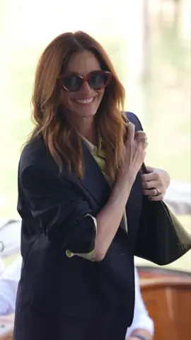 #JuliaRoberts debuta en el Festival de Venecia con 'After The Hunt' acompañada por #AndrewGarfield y #AyoEdebiri como parte del elenco. La película ha sido dirigida por Luca Guadagnino y escrita por Nora Garrett. 🎥 Mark Case / @_laleskagarcia #FestivaldeVenecia #Venize82 #venicefilmfestival Audio: Hypnotized (Instrumental) - Company Money