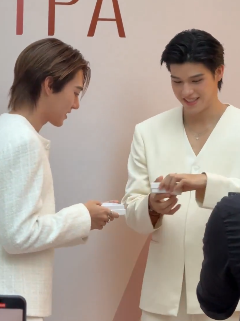 😭😭😭 tukar cincin nih??😭 #RAPIVAxSkyNani #hirunkit_ #skywongravee #skynani  📷 areastnp