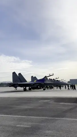 Hari ini berkesempatan tengok ayah kembali terbangkan Sukhoi setelah sekian lama. Semoga Allah permudahkan segala urusan ayah & juga seluruh warga TUDM yang terlibat. We are so proud of you, ayah! 🫡🇲🇾✨