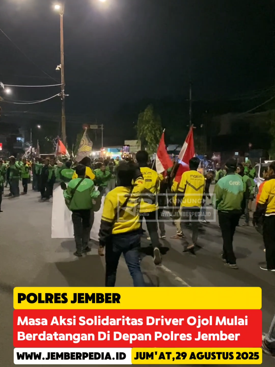 Masa Aksi Solidaritas Driver Ojol Mulai Berdatangan Di Depan Polres Jember #demo #ojol #ojekonline #polisi #jember 
