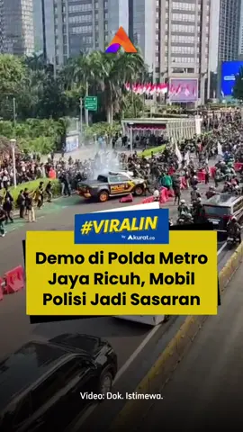 Massa melempari, memukul dengan bambu, bahkan memecahkan kaca hingga meninggalkan penyok di berbagai bagian kendaraan. Kemarahan dipicu lantaran kendaraan tersebut sempat menyerempet sepeda motor saat berusaha keluar dari kerumunan. Peristiwa itu menimbulkan cekcok singkat antara penumpang mobil dengan massa, sebelum akhirnya mobil melaju meninggalkan lokasi. 🎥: Dok. Istimewa. #viral #polisi #poldametrojaya #demo #akuratco