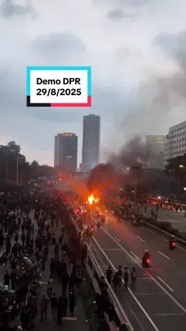 Demo di depan Gedung DPR 29 Agustus yg bertepatan dengan ulang tahun DPR #demo #reporter #dprri #affankurniawan #acab 
