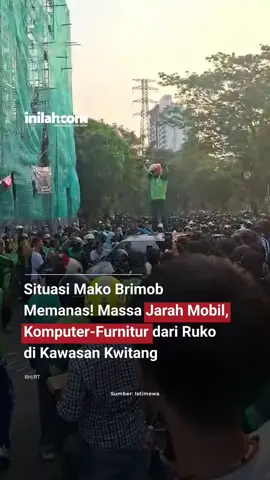 Kericuhan imbas aksi unjuk rasa di sekitar Markas Brimob Kwitang, Jakarta Pusat terus memanas hingga berujung pada aksi penjarahan di sejumlah ruko di kawasan tersebut. Sebuah gedung perkantoran tak jauh dari Mako Brimob Kwitang mengeluarkan asap hitam di tengah berkecamuknya kericuhan antara pendemo dan pihak Brimob.  Sejumlah barang-barang yang dibawa massa diduga dijarah dari gedung tersebut. - Selengkapnya kunjungi website dengan klik link di bio atau download aplikasi di AppStore dan Google Play Store. #inilahNews #Brimob #Demo #Ojol #Inilahcom #titiktengah #titikcerah 