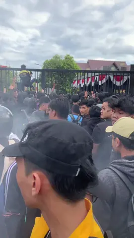 Aksi demo di Palangkaraya Kalimantan Tengah yang di lakukan mahasiswa, masyarakat, ojol, siswa, dan kalangan sipi Indonesia. Yang menyerukan tentang pembunuhan seorang ojol saat demo tentang gaji dpr di Jakarta yang di lakukan oleh brimob. #kalimantan #demo #rakyat #ojekonline #mahasiswa 
