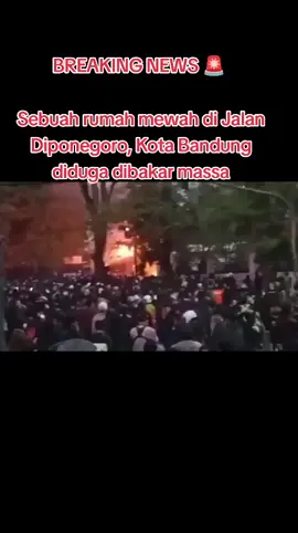 BREAKING NEWS 🚨  Sebuah rumah mewah di Jalan Diponegoro, Kota Bandung diduga dibakar massa aksi demonstrasi di depan Gedung DPRD Jawa Barat, Jumat (28/9/2025) sore. Api menghanguskan seluruh bangunan rumah tersebut.  Kepala Biro Administrasi dan Pimpinan Pemprov Jabar Akhmad Taufiqurrahman mengatakan bahwa rumah mewah yang terbakar merupakan aset MPR RI. 