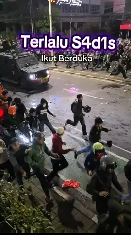 Segitunya kah Indonesia ikut berduka cita #indonesiagelap #ojolviral #brimob 