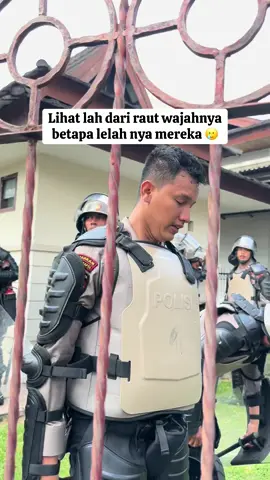 Membalas @Syariff 16 Mereka juga tidak mengingkan di situasi seperti ini :) #polisiindonesia #damaiindonesiaku #demo #masyarakat 