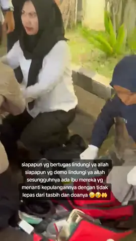 sesungguhnya ada ibu yg tak lepas dari doa dan tasbihnya ya alalh 😭😥😢🤲