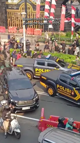 Mobil Mobil Polisi Di rusak Masa akasi Demo di depan Polda Metro Jaya, Jumat sore 29 Agustus 2025  #novir007 
