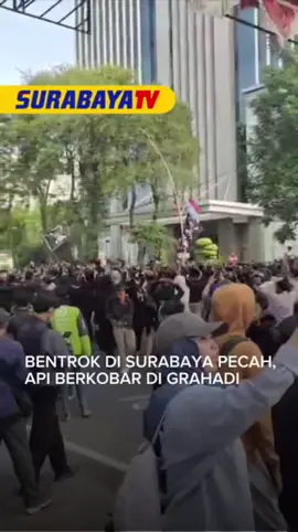 Bentrokan terjadi saat aksi gabungan masyarakat sipil di Surabaya di depan Gedung Negara Grahadi, Surabaya, Jawa Timur, Jumat (29/8). Api berkobar. Aksi ini dilakukan untuk memprotes kekerasan aparat menyusul tewasnya pengemudi ojek online (ojol) Affan Kurniawan akibat dilindas rantis Brimob di Pejompongan, Jakarta, Kamis (28/9), menyusul unjuk rasa di gedung DPR yang berujung ricuh Sejumlah orang yang belum terkonfirmasi sebagai massa aksi juga melempar benda diduga molotov ke arah halaman sisi timur Grahadi. Akibatnya api sempat berkobar di halaman Grahadi dan membakar sejumlah motor. Asap hitam membumbung tinggi. 5 Tuntutannya diantaranya: 1. Menghentikan penggunaan kekerasan berlebihan dalam setiap penanganan demonstrasi dan unjuk rasa. 2. Memecat dan memberikan hukuman sesuai mekanisme hukum pidana seluruh personel kepolisian yang telah terbukti melakukan tindak kekerasan sehingga menyebabkan gugurnya Affan Kurniawan 3. Memberikan restitusi dan pemulihan kepada seluruh korban kekerasan polisi pada demonstrasi 25-28 Agustus 2025 4. ⁠Bebaskan seluruh massa peserta aksi demonstrasi 25-28 Agustus 2025 yang saat ini ditahan di Mapolda Metro Jaya. 5. Terapkan Prinsip dan Standar Hak Asasi Manusia dalam Penyelenggaraan Tugas Kepolisian Negara Republik Indonesia. #viral #beritaviral #demoDPR #beritaterkini #surabayatv #surabaya #surabayaterkini 