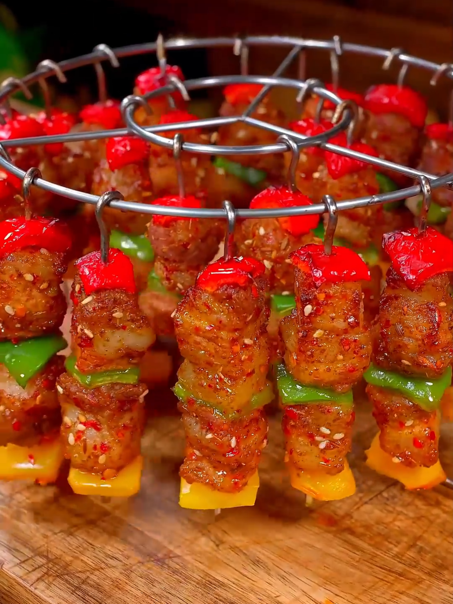 ¿No hay suficiente espacio para brochetas en tu freidora de aire? Este portabrochetas para freidora de aire es genial! Diseño de múltiples capas sostiene varias brochetas a la vez—funciona para brochetas de carne y verduras, se cocina uniformemente sin pegar, y el resultado es crujiente por fuera y tierno por dentro! Enjuaga y limpia después de usar, ¡disfruta fácilmente la libertad de brochetas en casa! #PortabrochetasParaFreidoraDeAire #AccesorioEspecíficoParaFreidoraDeAire #EsencialParaBrochetasEnCasa #PortabrochetasDeMúltiplesCapas #HerramientaDeComidaEnCocina