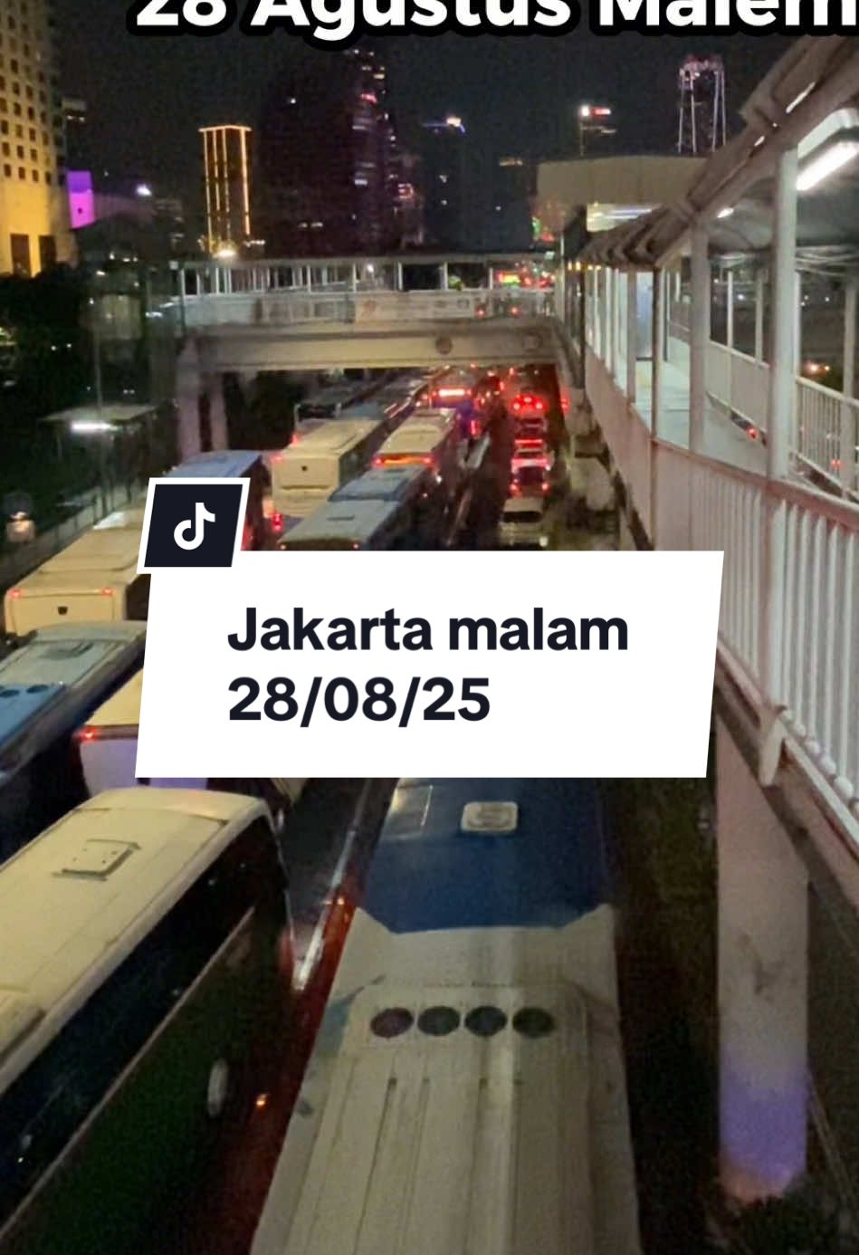 Sehat sehat pejuang suara rakyat, pejuang cuan keluarga di rumah,  Note hindari banget jalan Semanggi dan area GBK, Buat yg pulang pergi kerja naik Transportasi umum, hati2 juga hindari area jalan Semanggi, Gatotsubroto, GBK, Senayan. Apakah kejadiaan 1998 bakal terjadi lagi ya??? #indonesiagelap #demo #transjakarta 