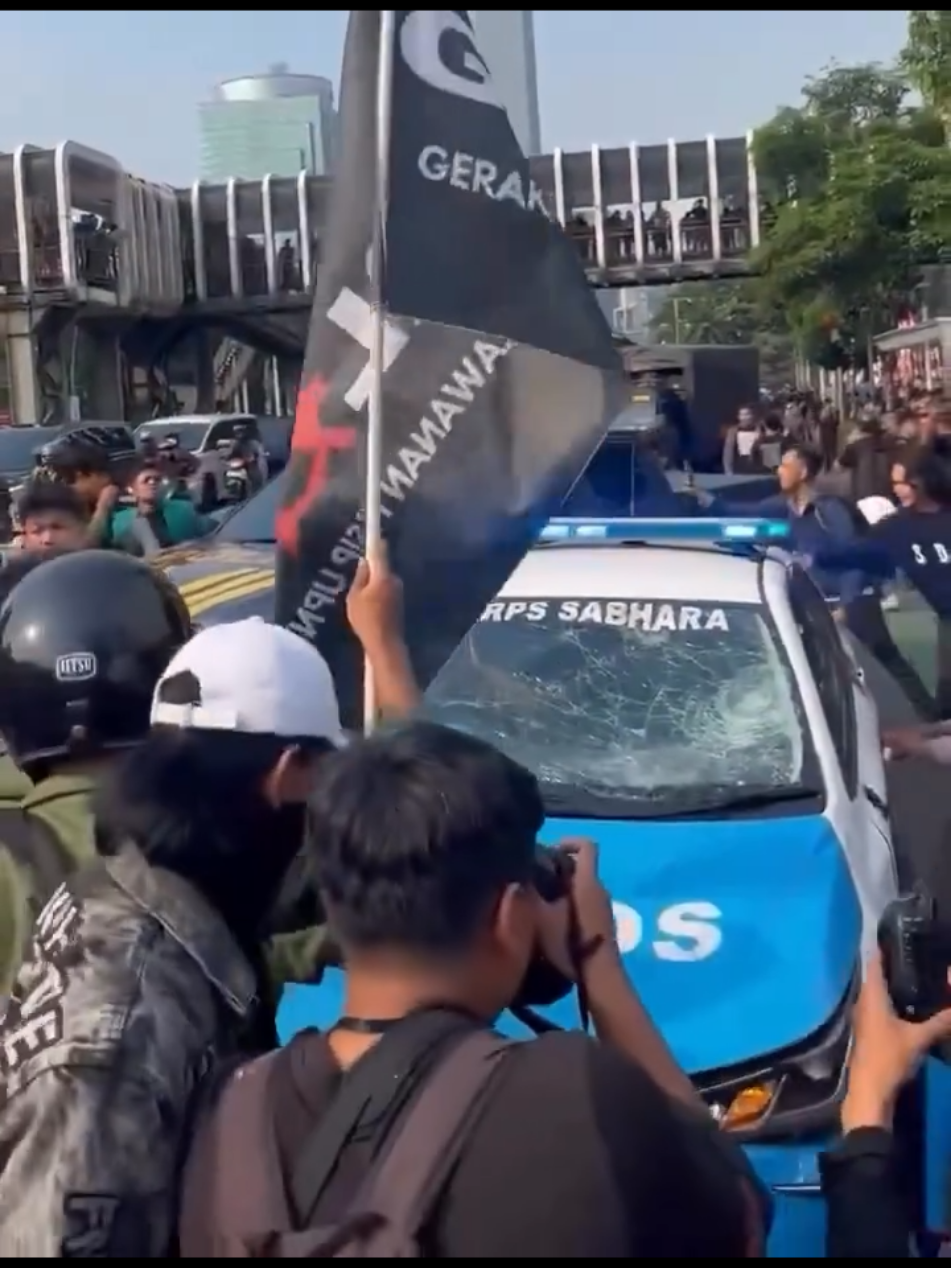 mobil polisi jadi sasaran pendemo #viral #demo #polisi #fyp #fyppppppppppppppppppppppp 