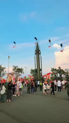 Dù lượn tại triển lãm A80 🇻🇳🇻🇳🇻🇳🇻🇳🇻🇳 #quockhanh #duyetbinh #vietnamtoiyeu #dieubinh 