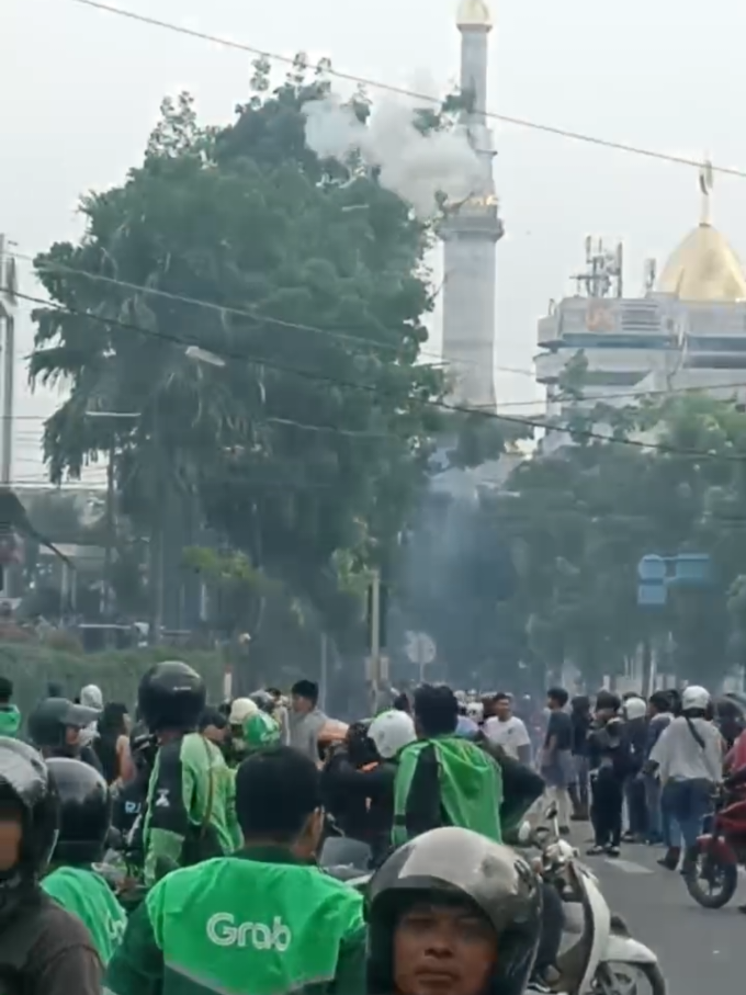 Demo Ojol Medan & Mahasiswa Serta Pelajar Berakhir Ricuh, Polisi Memukuli & menganiaya Para demontrasi Dengan Sangat Tidak Berkeprimanusiaan #demomedan #demomedansumut #demomedanviral #demomedanrusuh 