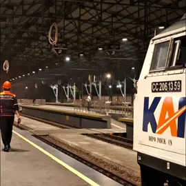 si anak emas sombong jier 🙄 . . . #keretaapiindonesia #bismilahfyp #fypシ゚viral #cinematic #foryoupage 