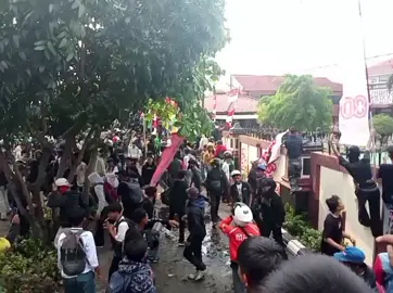 pendemo di polres karawang rusuh,,,,,
