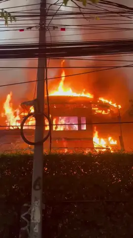 Demo Ricuh di Bandung, Rumah Sebelah Gedung Sate Terbakar .  .  🎥Westjavatoday