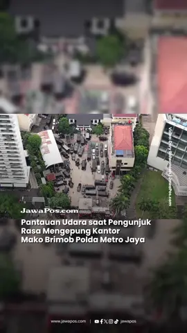 Video udara pengunjuk rasa mengepung kantor Markas Komando Brimob Polda Metro Jaya, Kwitang, Jakarta, Jumat (29/8/2025). Pantauan JawaPos.com di lapangan menjelang gelap massa tampak memadati fly over Senen dan Jalan Kwitang raya.  Baca selengkapnya di www.jawapos.com