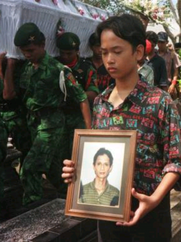 Prosesi Pemakaman Mozes Gatotkaca (1998) Sebuah cuplikan video yang memperlihatkan suasana prosesi pemakaman dan suasana duka menyelimuti atas kematian Mozes Gatotkaca yang merupakan martir sewaktu terjadinya aksi demonstrasi mahasiswa di Yogyakarta pada 8 Mei 1998 yang sebagaimana menuntut turunnya Presiden Soeharto dari tampuk kekuasaan (peristiwa tersebut dikenal sebagai Peristiwa Gejayan). Tewasnya korban diakibatkan benturan benda tumpul yang mengenai pada bagian belakang kepala hingga terluka parah, dan mengalami pendarahan telinga dan mulut, serta diduga mengalami retak dalam tulang dasar tengkorak akibat benturan tersebut oleh aparat keamanan. Korban dimakamkan di TPU Cungkuk. Informasi Selengkapnya: (https://indoprotest.tripod.com/051201.htm) (https://www.tempo.co/politik/peristiwa-gejayan-dan-kematian-moses-gatutkaca-26-tahun-lalu-siapa-tanggung-jawab--60736) (https://www.merdeka.com/peristiwa/kesaksian-penggali-kubur-mozes-gatutkaca.html) Tanggal Rekaman: 10 Mei 1998 Video/Produksi: Associated Press Sumber: AP Newsroom (https://newsroom.ap.org/editorial-photos-videos/detail?itemid=6bf9b2754ae8827edad1010f453159f2&mediatype=video) (https://newsroom.ap.org/editorial-photos-videos/detail?itemid=e229e72754c5b6f7d3b3785f7f6d6a5d&mediatype=video) Peringatan: Cuplikan video ini bukan milik, admin hak cipta admin serahkan kepada empunya. Postingan ini hanya untuk keperluan sejarah, tidak bermaksud mencari kepentingan tertentu. #gejayan #reformasi #ordebaru #1998 #jasmerah