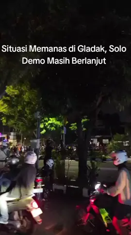 solo mengabarkan bolo kegiatan unjuk rasa di wilayah Gladak Solo di malam ini semakin memanas 29 Agustus 2025 - Follow untuk update Info terbaru lainnya - #fyp #demo 