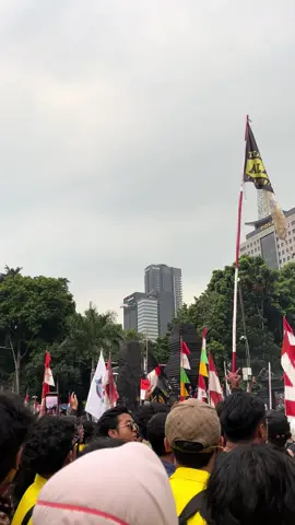 Mereka kabur dengan helikopter (pajak kita)!!! GIMANA?? RIDHO GA KALIAN SEMUA HAH?? #polisi #polisipembunuhrakyat #fyp #acab #1312 #ui 