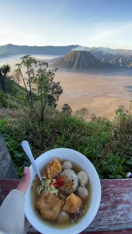 Suejukk polll🥶 jangan lupa makan baksonya di bromo #bromo #bromotenggersemeru #fypage #