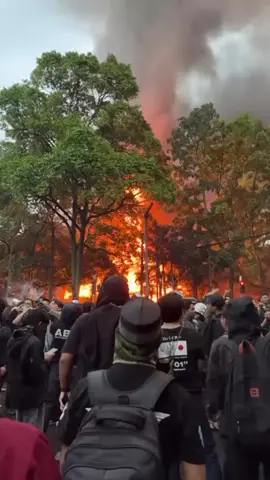 BREAKING NEWS: Bandung mencekam! 🔥 Sebuah gedung di depan DPRD Bandung terbakar hebat imbas demonstrasi mahasiswa BEM UM dan masyarakat Bandung sore ini (29/8). Asap hitam membumbung tinggi, aparat berjaga ketat. Hindari area sekitar, lalu lintas lumpuh total. Stay safe, wargi Bandung! 🙏 ​#bandung #demomahasiswa #bandunghariini #infobandung #beritaterkini 