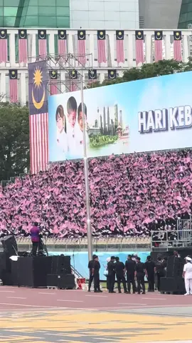 Baru raptai dah meriah mcm ni.. 31hb nnt mcm mana yaaaa.  🔥🔥🔥 #merdeka #merdeka2025 #angkatantenteramalaysia #putrajaya #komando 