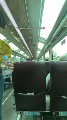 Panoramic train Bandung- Jakarta🇮🇩 I ambil seat belakang sekali sebab luas dan tak ganggu orang lain kalau nak record video dan nak pusingkan kerusi. And kalau bosan duduk i boleh bangun pergi tengok bersebelahan juga Kalau tanya i view mana yang cantik? Belah kanan atau belah kiri, untuk i sama je. Semua cantik hehehe.  Untuk tiket boleh beli online dekat ticket.com. Beli awal tau takut habis. I beli 2 mimggu awal. walaupun harga tiket sedikit mahal tapi i rasa worth it untuk view, selesa dan layanan. Makanan yang diberi pun banyak😆