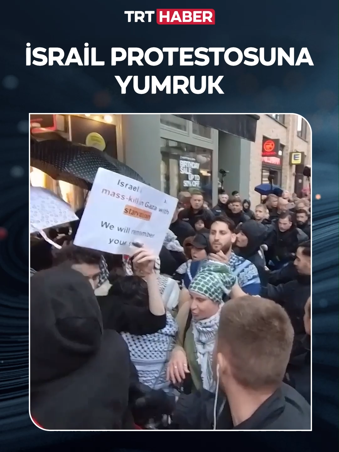 Almanya'da Filistin destekçilerine yine sert müdahale. Alman polisi, katil İsrail'in soykırımını protesto eden bir kadın göstericiye yumruk attı, bazı eylemcileri de yerlerde sürükledi.