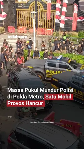 Massa yang menggruduk Polda Metro Jaya tampak memukul mundur mobil dan bus polisi, Jumat (29/8/2025). Tak hanya itu, tampak massa memaksa membuka pintu kendaraan dan memberikan bogem mentah ke aparat. Terlihat juga mobil Provos hancur akibat amukan massa. - Selengkapnya kunjungi website dengan klik link di bio atau download aplikasi di AppStore dan Google Play Store. #InilahNews #PoldaMetroJaya #Polisi #Provos #Mahasisa     