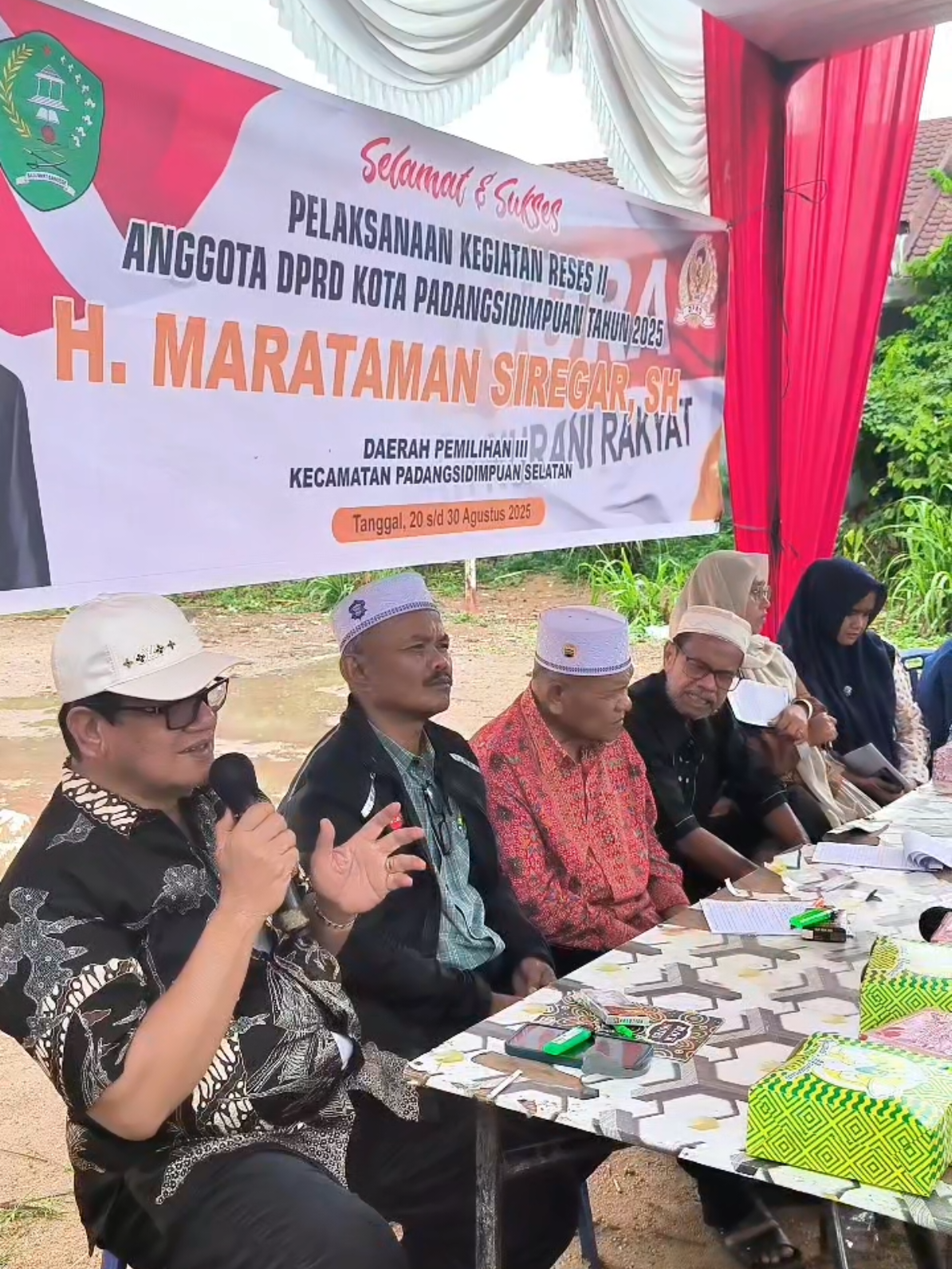 Anggota DPRD Sidak ke Ujung Padang, Terima Aspirasi Perbaikan Infrastruktur dan Bantuan Sosial PADANGSIDIMPUAN – Anggota DPRD Kota Padangsidimpuan, H. Marataman Siregar, melanjutkan rangkaian reses masa sidang II Tahun 2025 dengan menyambangi Kelurahan Ujung Padang, Kecamatan Padangsidimpuan Selatan, pada Jumat (29 Agustus 2025). Kegiatan yang berlangsung di Lingkungan I dan II tersebut dihadiri oleh Kepala Lingkungan dan masyarakat setempat. Reses ini menjadi sarana penting bagi warga untuk menyampaikan berbagai keluhan dan aspirasi mereka langsung kepada wakil rakyat. Beberapa poin aspirasi yang mengemuka dari masyarakat antara lain permintaan untuk perbaikan parit dan jalan yang dinilai sudah rusak dan sering menyebabkan genangan air, terutama saat musim hujan. Aspirasi lainnya adalah permintaan kartu BPJS Kesehatan gratis bagi warga tidak mampu untuk mempermudah akses layanan kesehatan. Selain itu, hatobangon setempat juga menyampaikan permohonan khusus. Mereka meminta adanya pelatihan bagi bilal (petugas) pemakaman mayat. Dan permintaan dari organisasi pemuda setempat, Naposo Nauli Bulung (NNB)  bantuan peralatan untuk keperluan pemakaman. Hal ini dinilai penting untuk meningkatkan kapasitas pemuda dalam mengelola kegiatan sosial keagamaan di masyarakat. Menanggapi aspirasi tersebut, H. Marataman Siregar menyatakan komitmennya untuk menampung dan menindaklanjuti semua usulan yang disampaikan. 