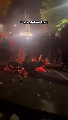 Keadaan terkini di Solo malam hari. Lokasi Slamet Riyadi dekat Gladak. Stay safe semuanya. #demo #polisi #solo #surakarta #solobelumtidur  sc : @remaja gabut 