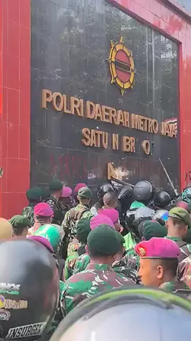 *TNI vs BRIMOB* Jakarta: Jumat 29/08/2025, TNI merusaki Papan Nama Markas Besar BRIMOB.    #videos  #bubarkannegaraindonesia