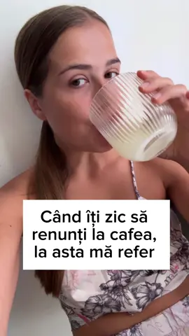 💚 De 5 ani nu mai consum cafea. A fost a doua  dintre cele mai bune decizii pentru sănătatea mea feminină și pentru anti-aging , asta după renunțarea definitivă la alcool.( acesta îți fură aspectul tânăr foarte rapid)  Am vorbit mereu despre efectele cafelei în exces, mai ales asupra femeilor: ☕️ Cafeaua stimulează în exces cortizolul – hormonul stresului. Corpul intră constant în modul „fight or flight” (luptă sau fugi). Asta înseamnă că sistemul nervos rămâne în alertă, iar celulele îmbătrânesc mai repede. 🔥 Rezultatul? 	-Bufeurile pot deveni mai frecvente și mai intense. 	-Ciclurile menstruale pot deveni neregulate. 	-Hormonii își pierd echilibrul natural. 	-Somnul se fragmentează, iar regenerarea celulară e încetinită. Pe termen lung, cafeaua poate fi un factor de accelerare a îmbătrânirii la nivel hormonal, nervos și celular. 💫 Renunțarea la cafea a însemnat pentru mine: piele mai luminoasă, energie mai echilibrată și un corp care nu mai trăiește „pe alertă”. 🌿 Tu ai simțit efectele cafelei asupra ciclului sau stării tale hormonale? 👉 Dă follow pentru mai multe informații despre sănătatea feminină și anti-aging natural.