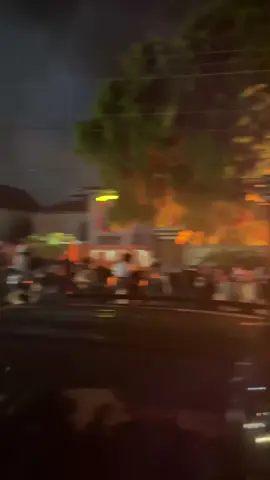 JOGJA MEMBARA! 🔥 Mobil hangus terbakar di depan Polda DIY (29/8) imbas aksi gabungan Ojol, Mahasiswa & Masyarakat. Suasana tegang, kawasan Ring Road Utara lumpuh total. Warga diimbau untuk mencari jalan alternatif & tetap waspada. Stay safe, lur! 🙏 ​#jogja #jogjahariini #demoojol #gejayanmemanggil #mahasiswabergerak 