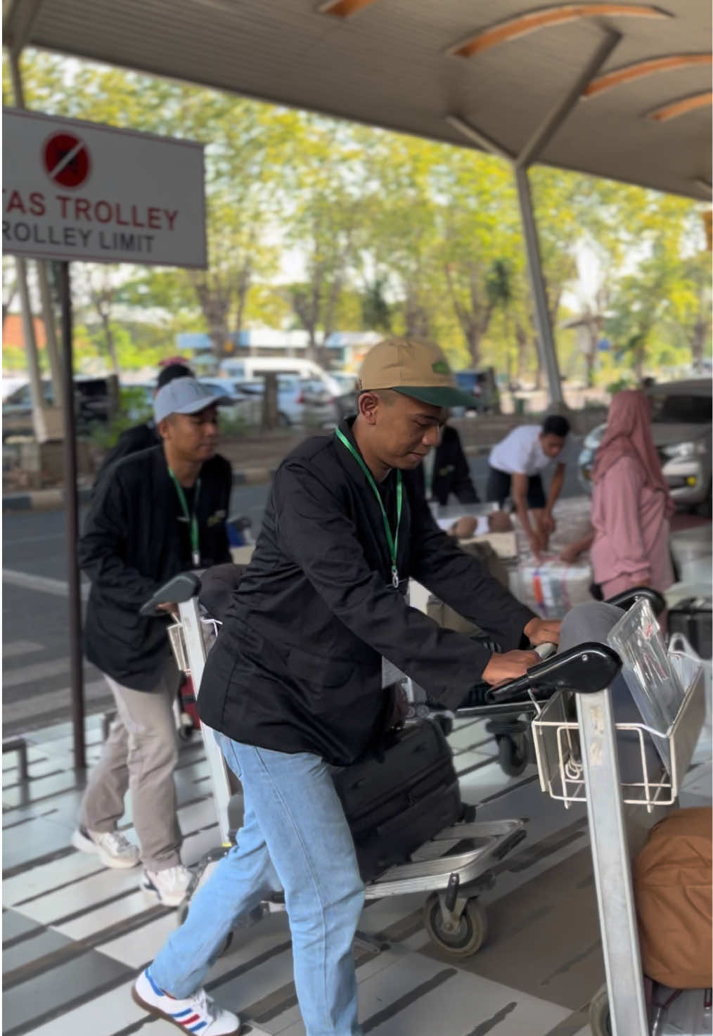 Berangkat nih yee.. 😋🛫🇯🇵 Selamat ya untuk kalian yang sudah berangkat ke negeri sakura🥳✨, semoga hal-hal baik menyertai kalian, tetap semangat dan jangan lupa berdoa kepada tuhan yang maha esa💪🏻✨ agar kalian diberi kemudahan dan kelancaran dalam setiap urusan. Ingin seperti mereka⁉️ Untuk kalian yang ingin berangkat ke jepang seperti mereka, langsung saja cek website kita di bawah ini 😉: https://omoiyariindonesia.com/ Untuk kalian yang pengen tahu atau kepo dengan omoiyari bisa langsung cek media sosial kita yaa😆: instagram : @lpk_omoiyari  Youtube : @LPK.omoiyari Tiktok : @lpk_omoiyari Jangan lupa like, follow dan share nya ya terimakasih🙏🏻😇 #kenshuseijapan🇮🇩🇯🇵🎌 #jisshusei🇮🇩x🇯🇵 #jepangindonesia🇯🇵🇲🇨 #lpkomoiyari #fyp 