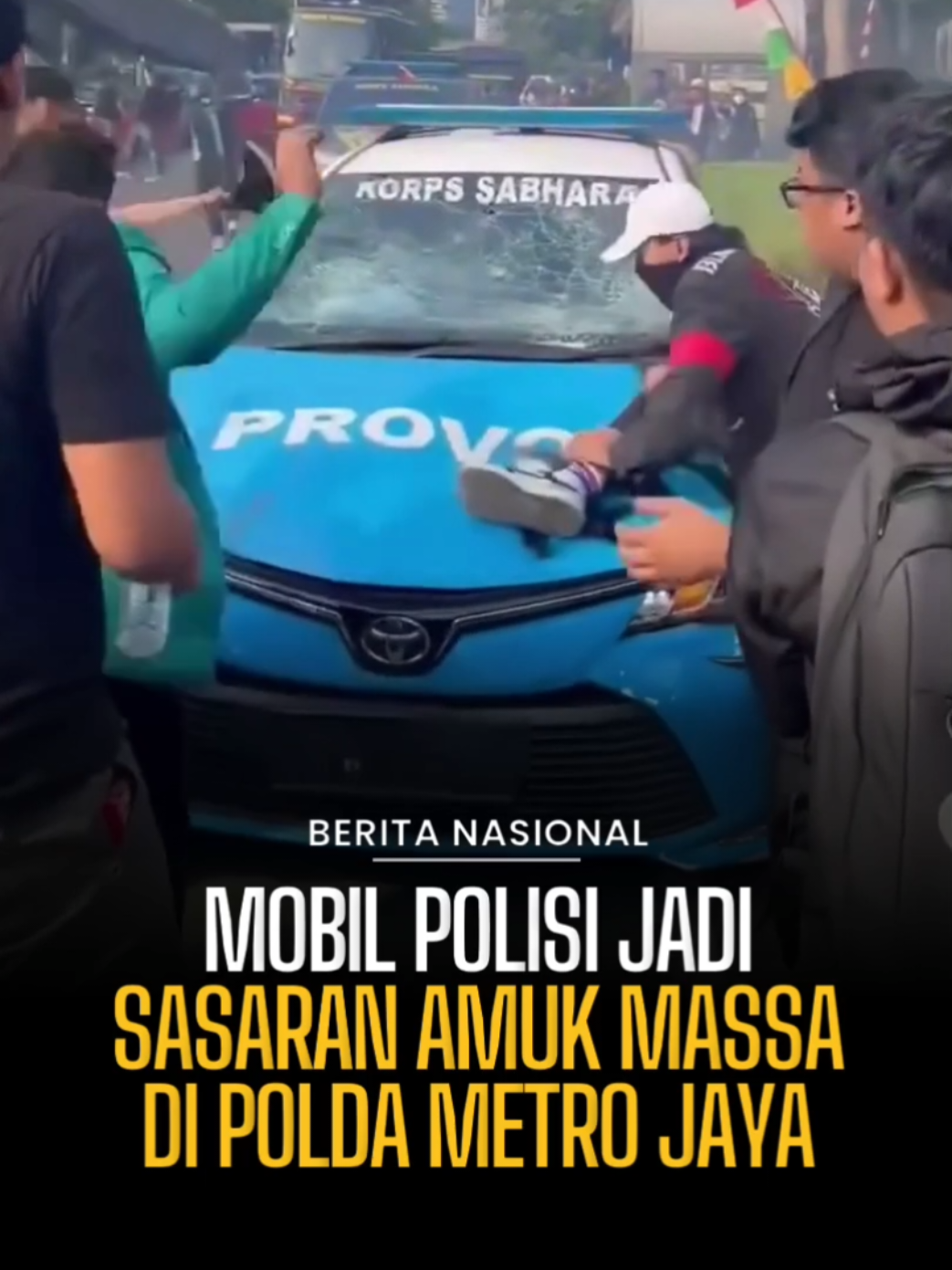 Beberapa mobil polisi menjadi target amukan massa saat aksi demonstrasi di Polda Metro Jaya pada Jumat (29/8/225). Kendaraan tersebut dilempari, dipukul, hingga kacanya pecah. Dalam rekaman video tampak mobil Provos, Ditsamapta, serta sebuah bus polisi ikut menjadi sasaran. Sumber: dihimpun LKTNews.com dari berbagai sumber #Demo #poldametrojaya #polisi #lktnews #lktnewscom 