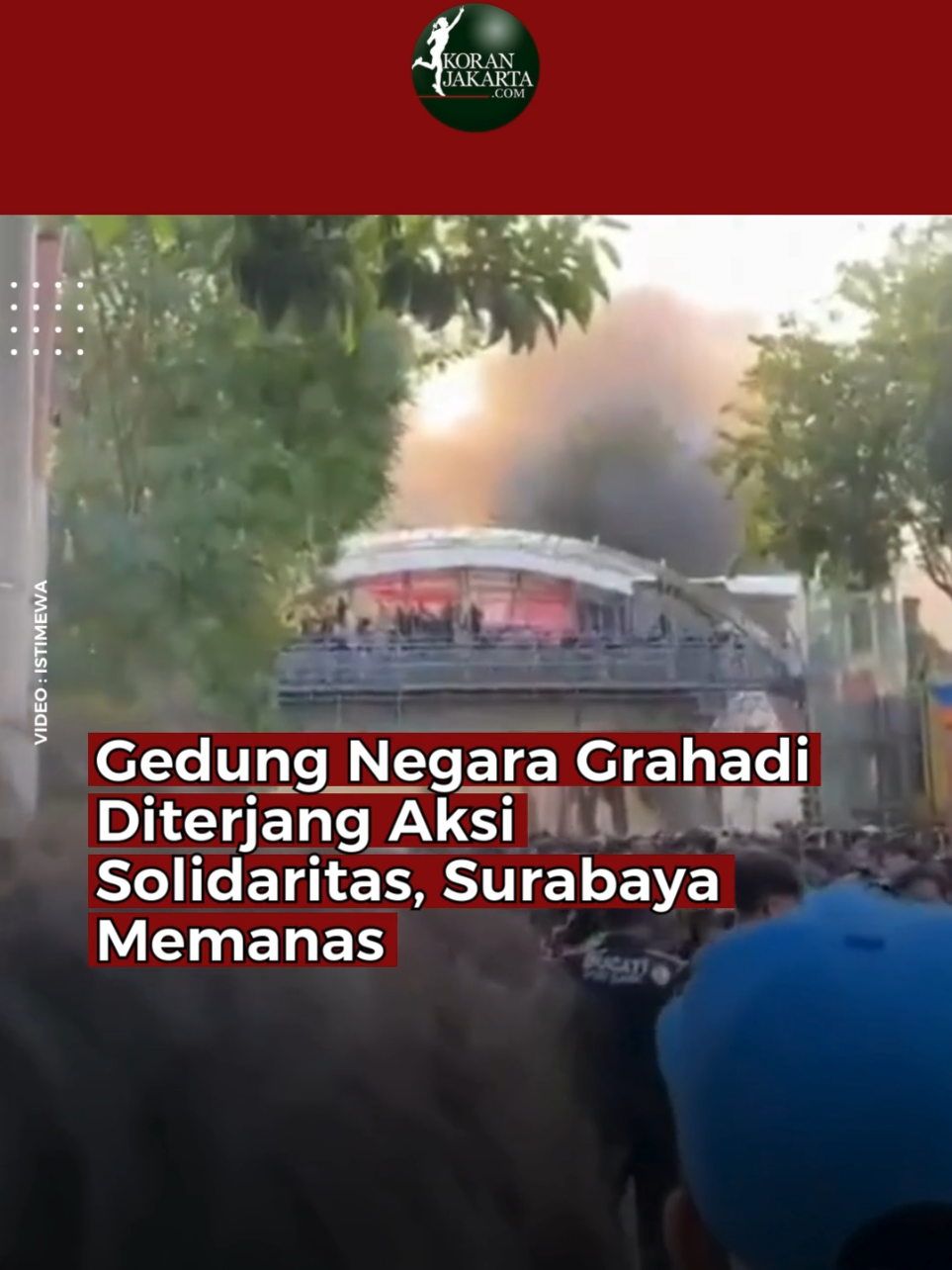 Aksi Solidaritas Darurat Kekerasan Aparat di depan Gedung Negara Grahadi Surabaya berlangsung ricuh, Jumat (29/8). Massa, yang sebagian besar diduga berasal dari komunitas driver ojol, mendorong dan menjebol gerbang pagar sambil meneriaki aparat. Tak hanya itu, mereka juga merusak gapura peringatan HUT RI serta pagar kawat berduri yang dipasang sebagai barikade. Situasi makin panas saat lemparan benda-benda keras ke arah polisi terjadi. Meski sebagian peserta aksi mencoba menenangkan suasana dan menyerukan doa bersama untuk Affan Kurniawan, suasana tetap mencekam. Aparat bertahan di balik pagar dengan tameng, sembari mencoba meredam emosi massa lewat pengeras suara. #Koranjakarta #SolidaritasAffan #SurabayaMemanas #GrahadiDikepung 