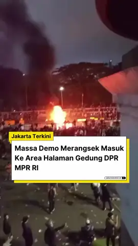 Sejumlah peserta aksi terlihat berada di dalam area halaman Gedung DPR MPR RI sore tadi, Jumat (29/8/2025).  Polisi dan TNI tampak masih menjaga ketat di gerbang Gedung MPR/DPR RI. Dalam video yang dikirimkan kepada Tim Jakarta Terkini yang tidak kami sebutkan sumbernya, tidak ada perlawanan dari aparat kepolisian, baik dengan tembakan water cannon maupun gas air mata. Di barisan depan, kemarahan massa dihalau dan ditenangkan oleh aparat TNI. #JakartaTerkini