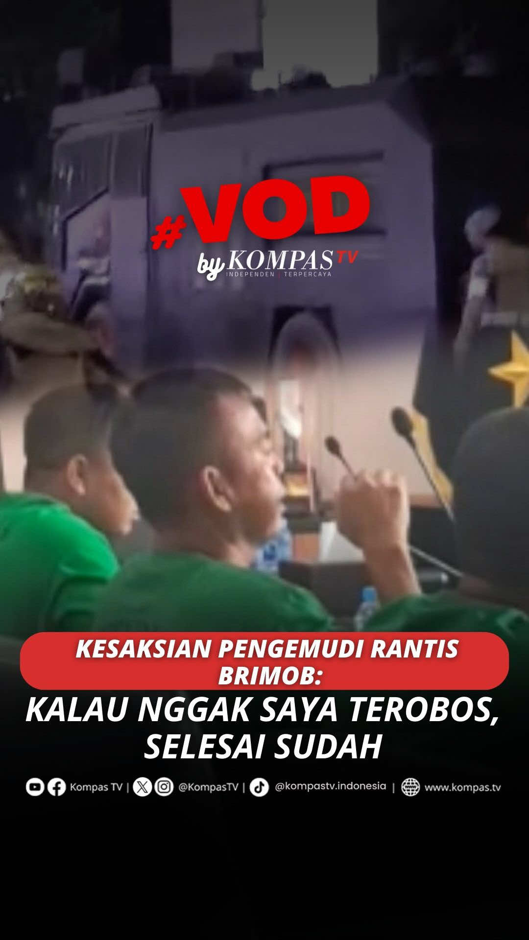 Sebanyak tujuh anggota Brimob Polda Metro Jaya ditahan setelah kendaraan taktis (rantis) yang mereka operasikan menewaskan Affan Kurniawan, seorang pengemudi ojek online (ojol) di kawasan Pejompongan, Jakarta Pusat, Kamis (28/8/2025). Tujuh polisi tersebut berinisial Kompol C, Aipda M, Bripka R, Briptu D, Bripda M, Baraka Y, dan Baraka J. Saat proses pemeriksaan, salah satu anggota yang merupakan pengemudi rantis mengaku kesulitan melihat kondisi sekitar saat kejadian. Ia menyebut jalanan dipenuhi asap tebal, ditambah adanya batu yang mengganggu pandangan dan kaca kendaraan rantis yang ia gunakan berwarna gelap. Pelaku sebut tidak menyadari ada seorang pengemudi ojek online yang sedang melintas, hingga akhirnya terjadi peristiwa nahas tersebut. Tuliskan komentarmu dan dapatkan berita terkini lainnya di www.kompas.tv serta youtube.com/kompastv #VODKompasTV