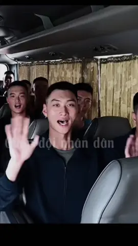 徐艺硕 - Từ Nghệ Thạc: Hộ cờ Thế vận hội mùa Đông Bắc Kinh Từ Nghệ Thạc, sinh ngày 1/1/1998 tại huyện Thẩm Khâu, tỉnh Hà Nam. Năm 2017, anh thi đỗ vào Học viện Trang phục, Đại học Kỹ thuật Hà Nam, chuyên ngành Biểu diễn thời trang. Trong thời gian học tập, anh luôn tuân thủ kỷ luật, hòa đồng với bạn bè, tính cách cởi mở, học tập chăm chỉ và nhiều lần đạt thành tích xuất sắc, giành học bổng. Anh từng được bình chọn là “Cá nhân xuất sắc”, “Cán bộ sinh viên xuất sắc” và tham gia nhiều hoạt động lớn như hợp xướng, bóng rổ, thi kiến thức, hội thao. Đặc biệt, năm 2018, anh đại diện trường góp mặt tại Tuần lễ Thời trang sinh viên quốc tế và Cuộc thi Người mẫu Ngôi sao Trung Quốc, đạt thành tích đáng ghi nhận. Đến tháng 9/2019, khi đang là sinh viên năm ba, Từ Nghệ Thạc quyết định tạm nghỉ học để nhập ngũ, trở thành chiến sĩ của Đại đội Nghi lễ Ba quân, Quân Giải phóng Nhân dân Trung Quốc. Đây là đơn vị có nhiệm vụ thực hiện các nghi lễ trọng đại của quốc gia, đón tiếp nguyên thủ, tham gia các hoạt động kỷ niệm, tưởng niệm và các sự kiện lớn. Với bản lĩnh chính trị vững vàng, thể chất đạt chuẩn và tác phong nghiêm trang, anh được tuyển chọn vào hàng ngũ đặc biệt này. Trong quân ngũ, anh trải qua huấn luyện nghiêm khắc: từ đội ngũ, bắn súng, ném lựu đạn, sinh tồn dã chiến đến võ thuật, tâm lý, thể lực. Mỗi ngày đứng tấn 6 tiếng, tập duyệt hàng trăm lần, rèn luyện thể lực đến kiệt sức nhưng vẫn giữ vững tinh thần “chảy mồ hôi, chảy máu nhưng không để rớt đội ngũ”. Chính môi trường ấy đã rèn giũa cho anh bản lĩnh và ý chí thép. Nhờ nỗ lực không ngừng, Từ Nghệ Thạc nhiều lần được chọn tham gia các nghi lễ cấp quốc gia tại Quảng trường Thiên An Môn: lễ tưởng niệm liệt sĩ, lễ kỷ niệm ngày toàn quốc kháng chiến, các buổi thượng cờ hàng tháng. Anh từng xuất sắc trong cuộc thi nội bộ “Tranh làm người cầm cờ”, được phát sóng trên CCTV-7. Nhiều phương tiện truyền thông như Tân Hoa Xã, các kênh Douyin đã đưa tin về quá trình rèn luyện của anh, gây tiếng vang lớn và truyền cảm hứng cho nhiều thanh niên nhập ngũ. Đỉnh cao trong hành trình của anh là ngày 4/2/2022, sau nhiều vòng tuyển chọn khắt khe, anh chính thức trở thành người hộ cờ trong Lễ khai mạc Thế vận hội mùa Đông Bắc Kinh, hoàn thành xuất sắc nhiệm vụ trước toàn thế giới. Nhìn lại chặng đường, Từ Nghệ Thạc chia sẻ: “Thanh xuân đẹp nhất là ở quân ngũ. Hai năm trong quân đội đã rèn giũa tôi thành người lính thật sự, để lại trong tôi một tinh thần quân hồn không bao giờ mất. Hy vọng thế hệ trẻ biết nỗ lực, chịu khó, để tuổi trẻ tỏa sáng ở nơi Tổ quốc cần nhất.” #xuhuong #dieubinhtrungquoc #viral #quandoitrungquoc 
