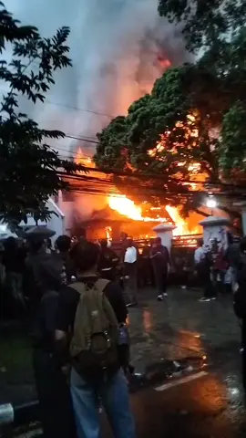 gedung DPR jabar Hangus dibakar, Dan kabarnya ada beberapa anggota polisi terjebak didalam api . #dpr #demo #ojolviral #demodpr #demo29agustus2025 
